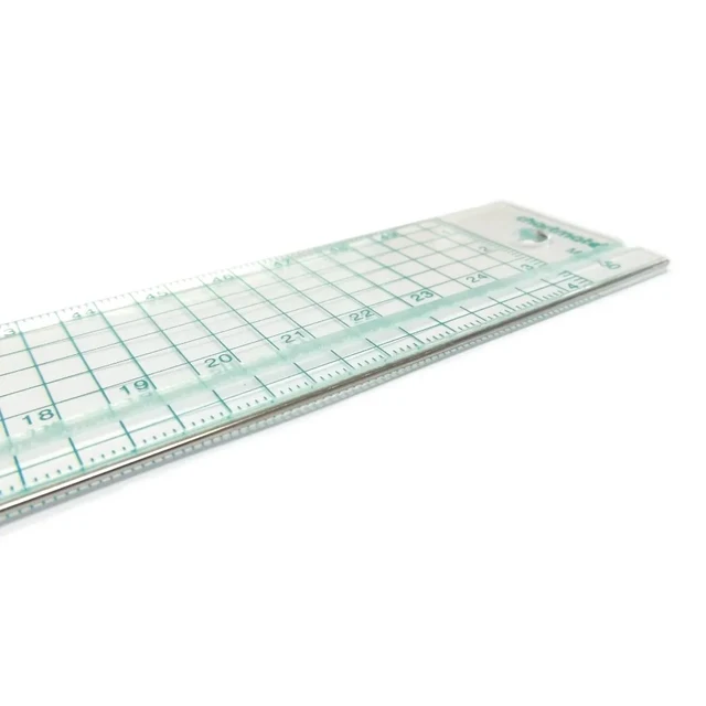Transparent linjal med metallkant 